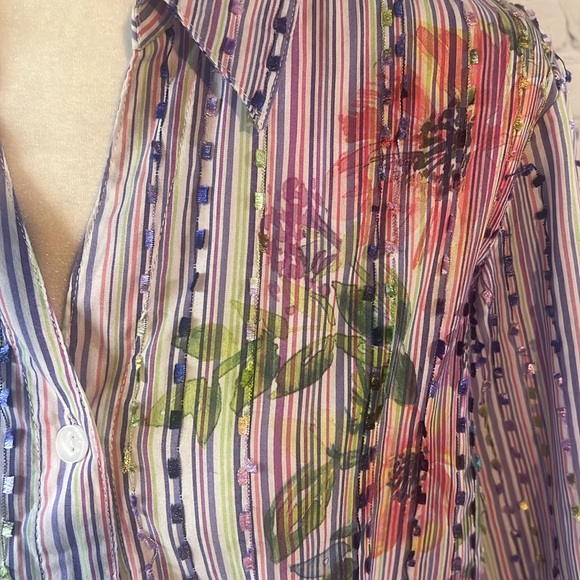 Petite Medium 3/4 sleeve button down blouse. Perfect spring and summer blouse - Picture 3 of 6